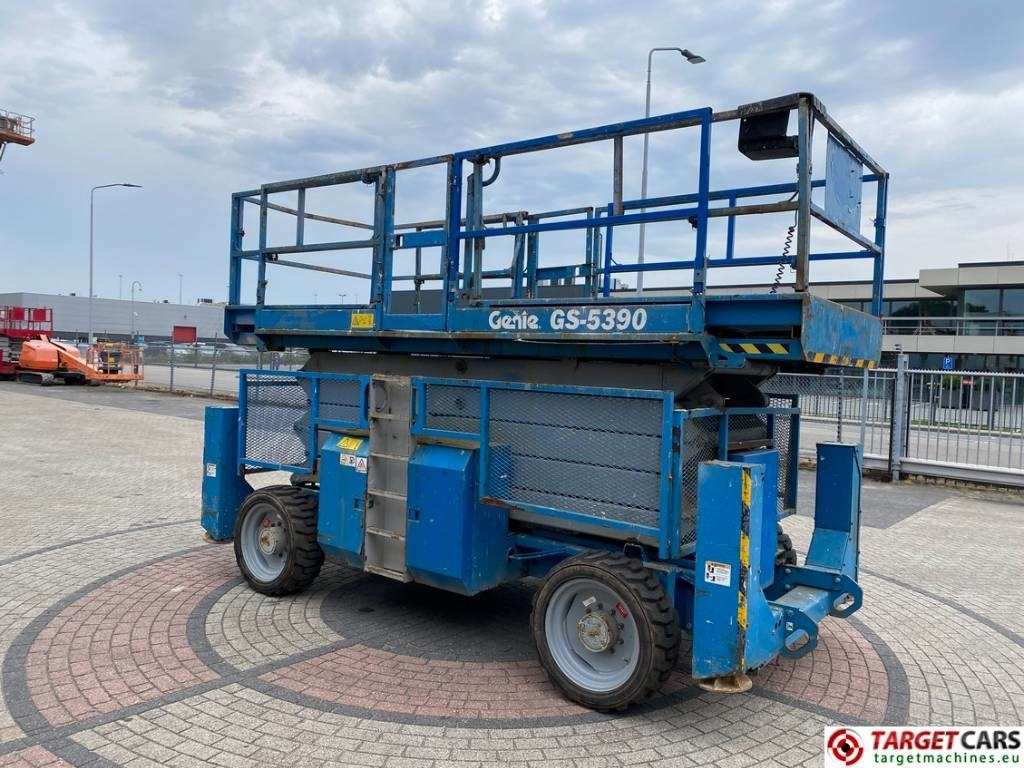 Genie GS-5390RT Diesel 4x4 Scissor Work Lift 1815cm - Nacelle ciseaux: photos 2 Genie GS-5390RT Diesel 4x4 Scissor Work Lift 1815cm - Nacelle ciseaux: photos 2