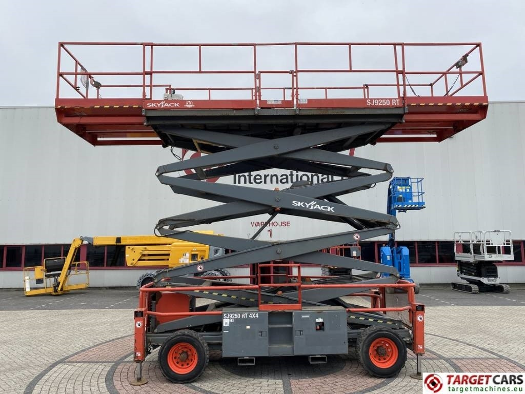 SkyJack SJ9250 RT Diesel 4x4 Scissor Work Lift 1720cm - Nacelle ciseaux: photos 5 SkyJack SJ9250 RT Diesel 4x4 Scissor Work Lift 1720cm - Nacelle ciseaux: photos 5