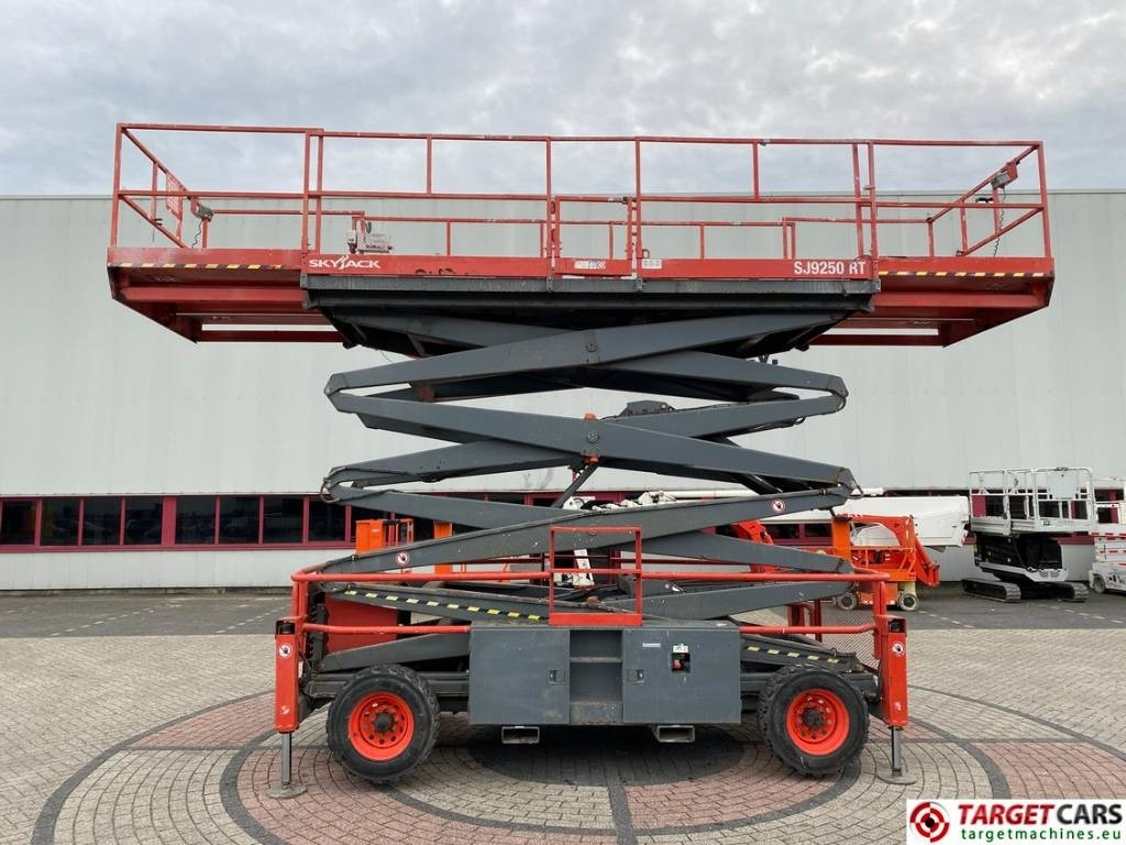 SkyJack SJ9250 RT Diesel 4x4 Scissor Work Lift 1720cm - Nacelle ciseaux: photos 5 SkyJack SJ9250 RT Diesel 4x4 Scissor Work Lift 1720cm - Nacelle ciseaux: photos 5