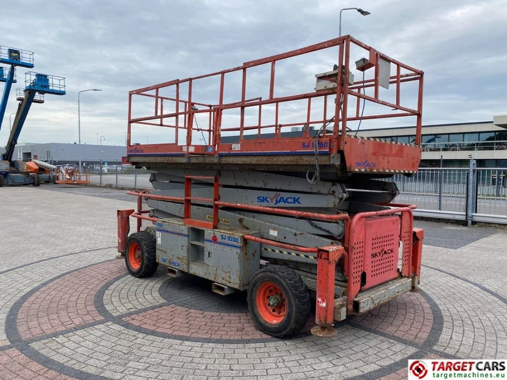 SkyJack SJ9250 RT Diesel Scissor Work Lift 1720cm - Nacelle ciseaux: photos 2 SkyJack SJ9250 RT Diesel Scissor Work Lift 1720cm - Nacelle ciseaux: photos 2