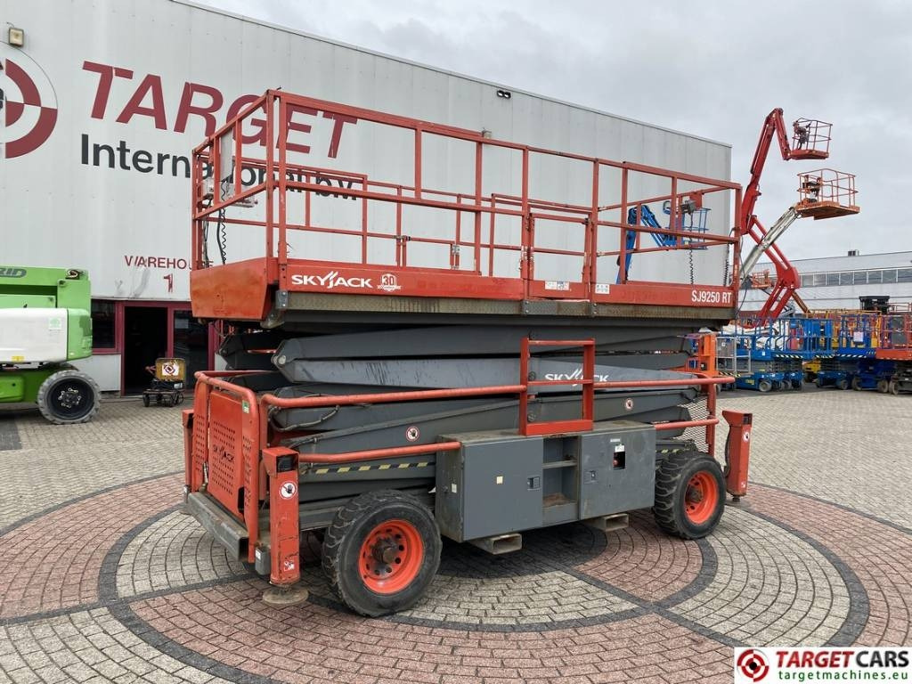 SkyJack SJ9250RT Diesel 4x4 Scissor Work Lift 1720cm - Nacelle ciseaux: photos 1 SkyJack SJ9250RT Diesel 4x4 Scissor Work Lift 1720cm - Nacelle ciseaux: photos 1