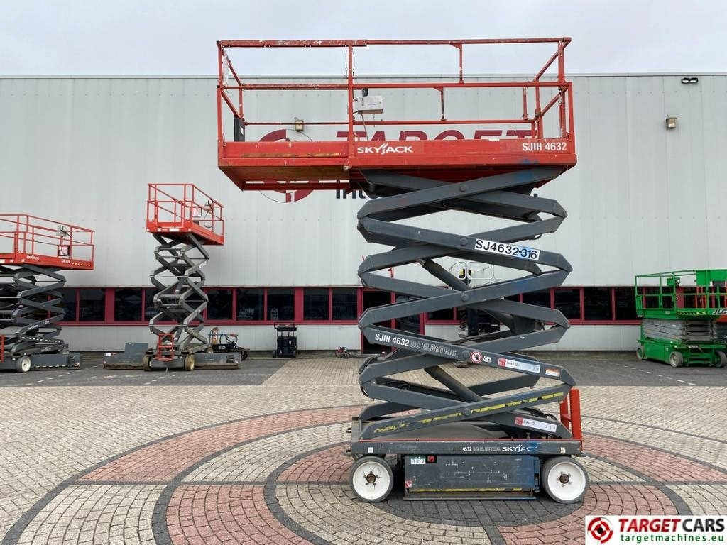 SkyJack SJIII-4632 Electric 4632 Scissor Work Lift 1170cm - Nacelle ciseaux: photos 5 SkyJack SJIII-4632 Electric 4632 Scissor Work Lift 1170cm - Nacelle ciseaux: photos 5
