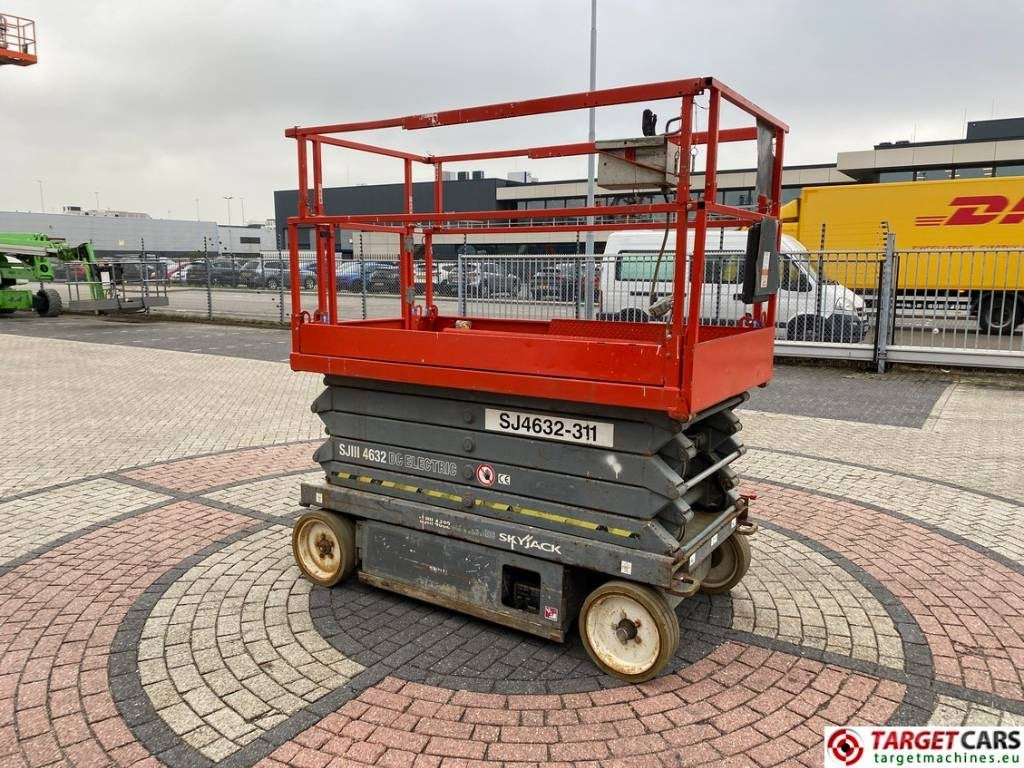 SkyJack SJIII-4632 Electric 4632 Scissor Work Lift 1170cm - Nacelle ciseaux: photos 2 SkyJack SJIII-4632 Electric 4632 Scissor Work Lift 1170cm - Nacelle ciseaux: photos 2