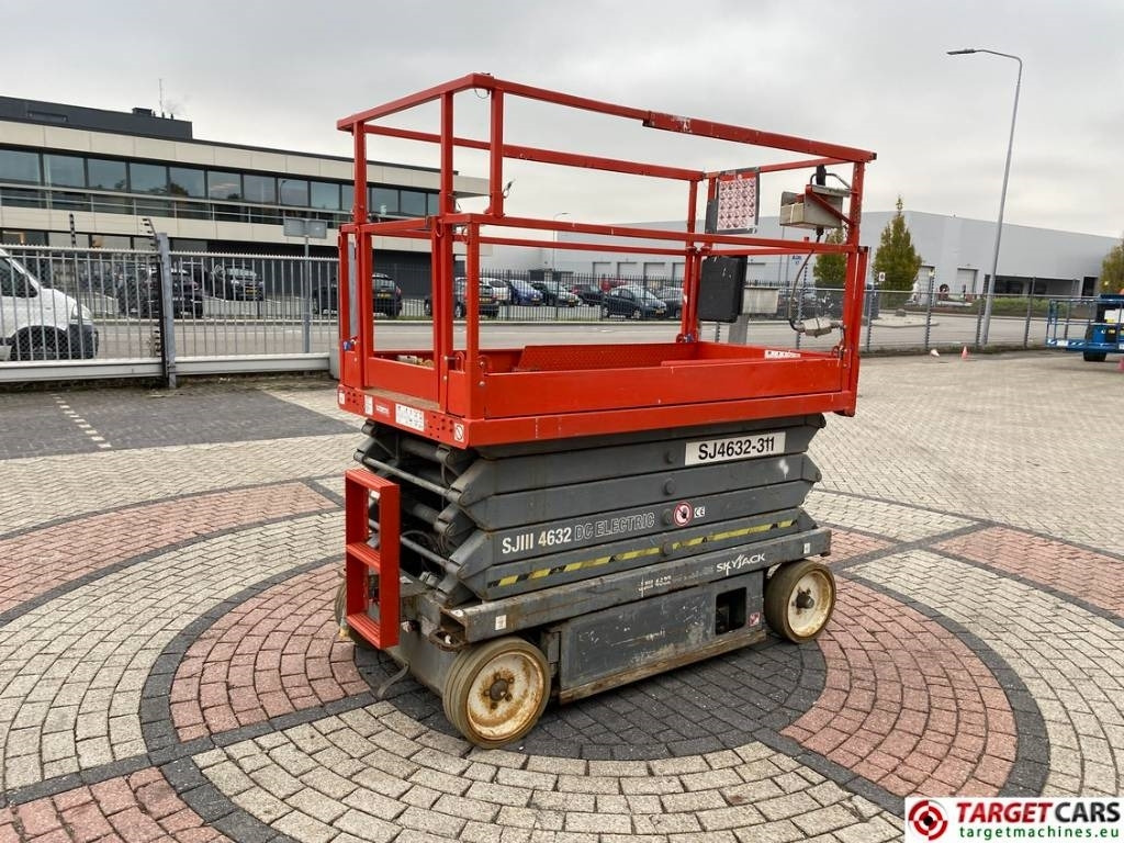 SkyJack SJIII-4632 Electric 4632 Scissor Work Lift 1170cm - Nacelle ciseaux: photos 3 SkyJack SJIII-4632 Electric 4632 Scissor Work Lift 1170cm - Nacelle ciseaux: photos 3
