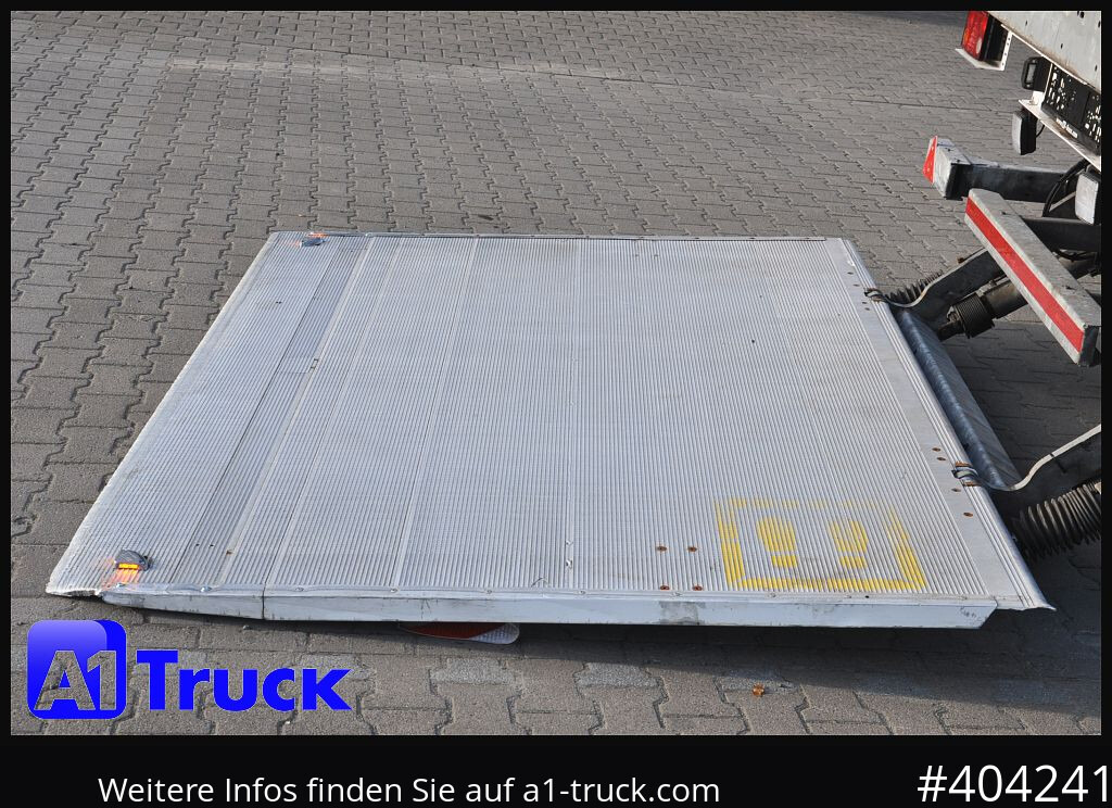 SCHMITZ Getränke, Lenkachse, LBW, Ladebordwand, kurzer Aufbau - Semi-remorque pour le transport de boissons: photos 2 SCHMITZ Getränke, Lenkachse, LBW, Ladebordwand, kurzer Aufbau - Semi-remorque pour le transport de boissons: photos 2