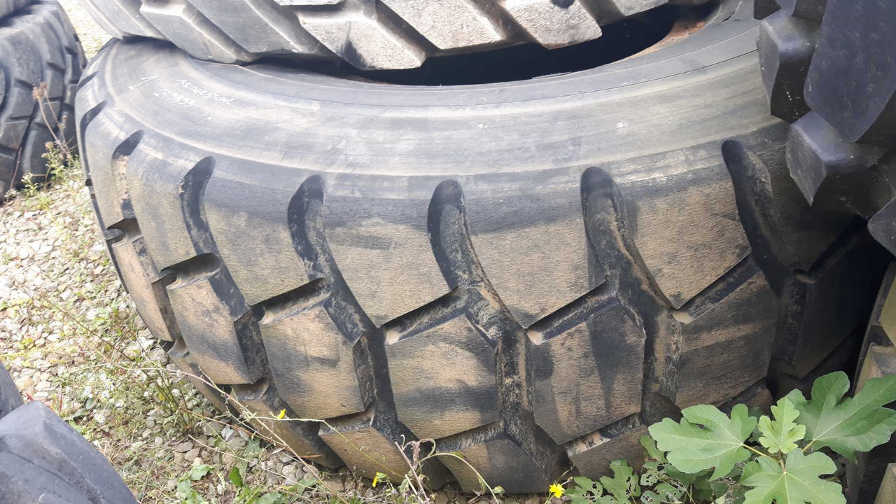 BRIDGESTONE 29/5R35 Pneumatici 29.5R35 in buone condizioni - Pneu pour Engins de chantier: photos 2 BRIDGESTONE 29/5R35 Pneumatici 29.5R35 in buone condizioni - Pneu pour Engins de chantier: photos 2