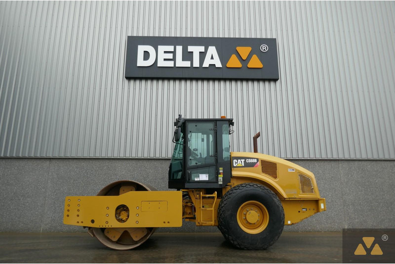 Compacteur Caterpillar CS68B: photos 1