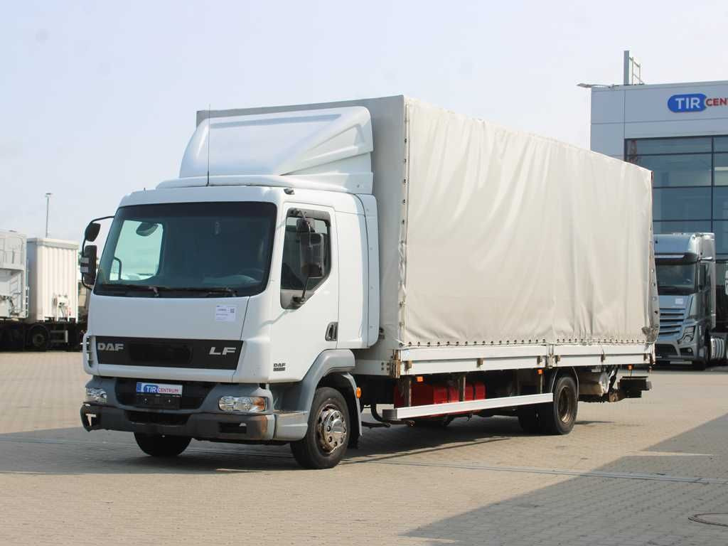 DAF FA LF 45.220, EURO 3, SIDEWALLS, TAIL LIFT - Camion à rideaux coulissants: photos 1 DAF FA LF 45.220, EURO 3, SIDEWALLS, TAIL LIFT - Camion à rideaux coulissants: photos 1