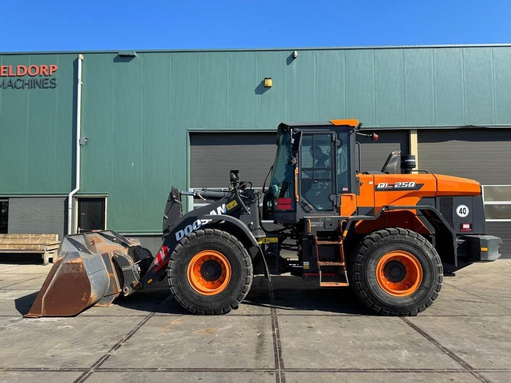 Doosan DL250-7 - Chargeuse sur pneus: photos 1 Doosan DL250-7 - Chargeuse sur pneus: photos 1