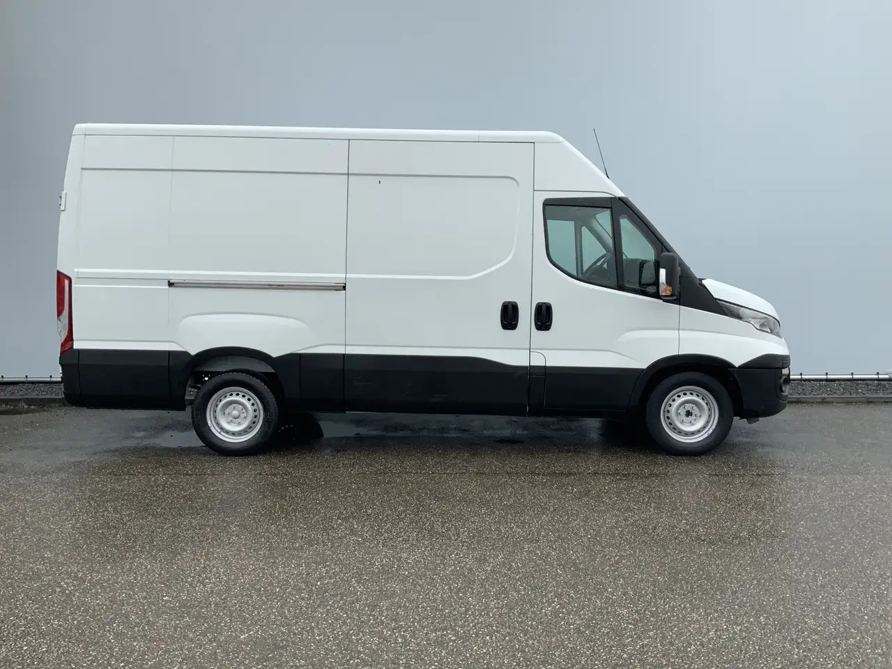 Iveco Daily 35S13V 2.3 352 H2 L3 Airco 3 Zits Opstap Euro 5 - Fourgon utilitaire: photos 3 Iveco Daily 35S13V 2.3 352 H2 L3 Airco 3 Zits Opstap Euro 5 - Fourgon utilitaire: photos 3