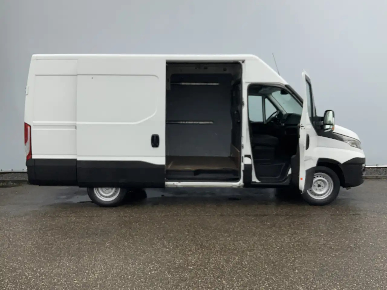Iveco Daily 35S13V 2.3 352 H2 L3 Airco 3 Zits Opstap Euro 5 - Fourgon utilitaire: photos 4 Iveco Daily 35S13V 2.3 352 H2 L3 Airco 3 Zits Opstap Euro 5 - Fourgon utilitaire: photos 4
