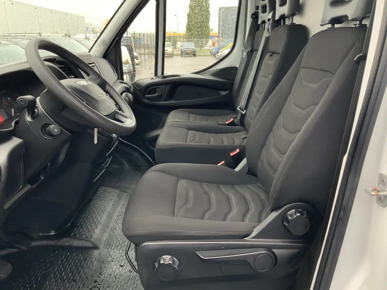 Iveco Daily 35S13V 2.3 352 H2 L3 Airco 3 Zits Opstap Euro 5 - Fourgon utilitaire: photos 5 Iveco Daily 35S13V 2.3 352 H2 L3 Airco 3 Zits Opstap Euro 5 - Fourgon utilitaire: photos 5