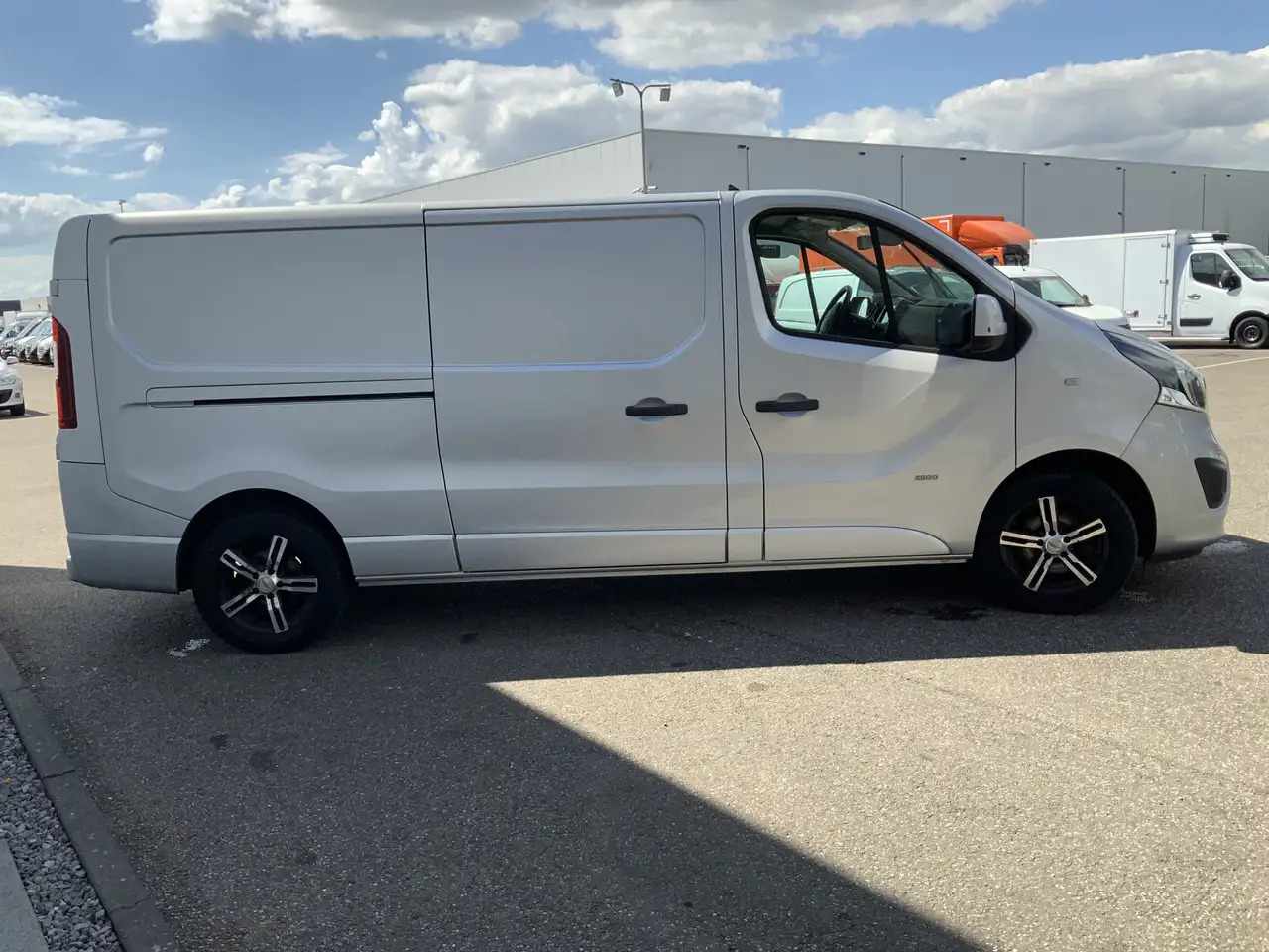Opel Vivaro 1.6 CDTI L2H1 Sport EcoFlex (MOTOR DEFECT !!!!)Air - Fourgon utilitaire: photos 2 Opel Vivaro 1.6 CDTI L2H1 Sport EcoFlex (MOTOR DEFECT !!!!)Air - Fourgon utilitaire: photos 2