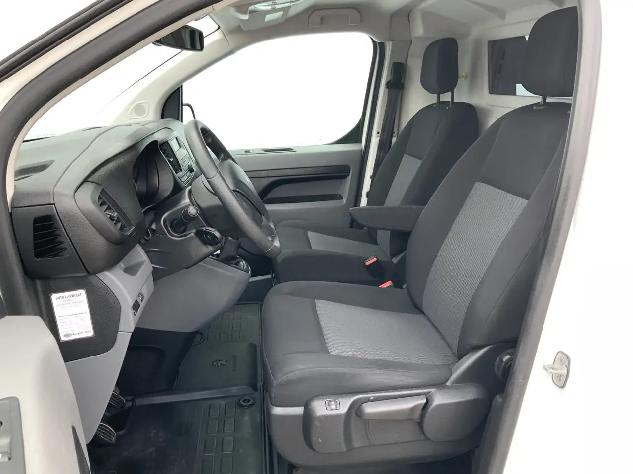 Peugeot Expert 227C 2.0 BlueHDI 150 Premium Pack Airco Cruise Cam - Fourgon utilitaire: photos 4 Peugeot Expert 227C 2.0 BlueHDI 150 Premium Pack Airco Cruise Cam - Fourgon utilitaire: photos 4