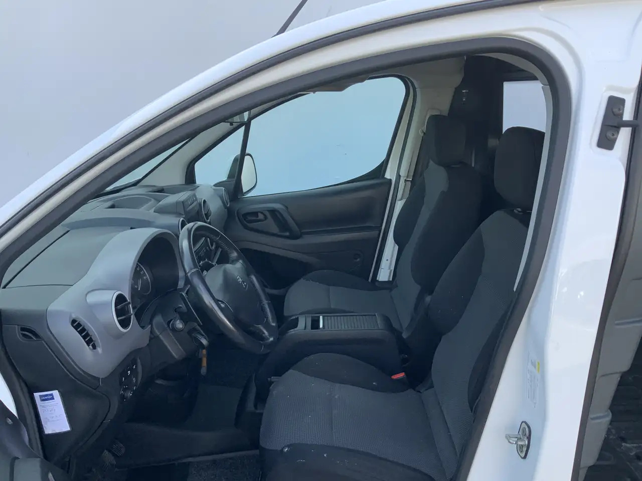 Peugeot Partner 122 1.6 BlueHDi Autom.100 L1 Premium S&S EXPORT!! - Fourgonnette: photos 5 Peugeot Partner 122 1.6 BlueHDi Autom.100 L1 Premium S&S EXPORT!! - Fourgonnette: photos 5