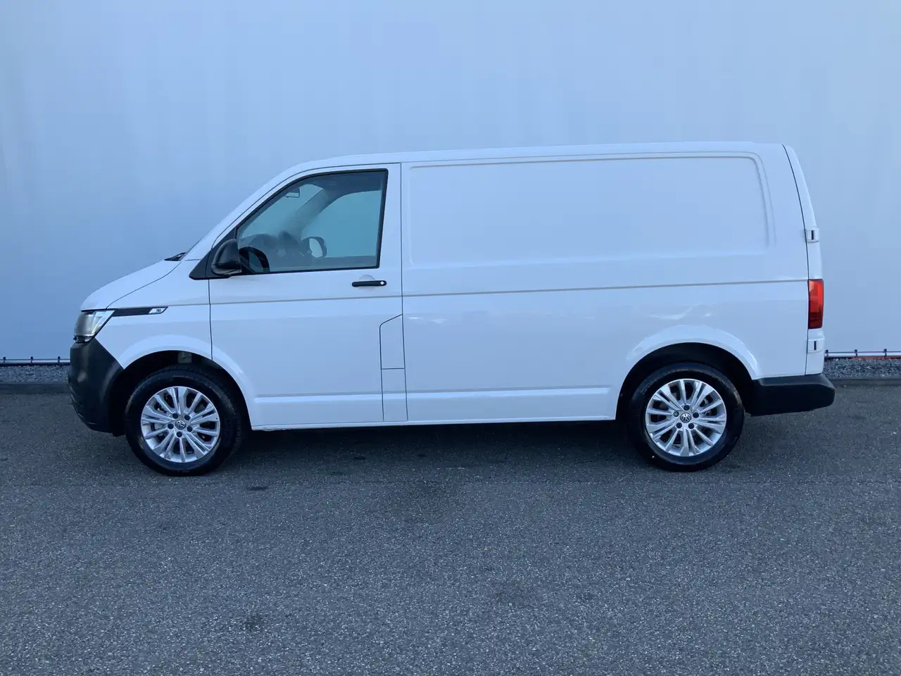 Volkswagen T6.1 Transporter 2.0 TDI L1H1 26 Economy Business Airco Cruise 3 Zi - Fourgon utilitaire: photos 3 Volkswagen T6.1 Transporter 2.0 TDI L1H1 26 Economy Business Airco Cruise 3 Zi - Fourgon utilitaire: photos 3