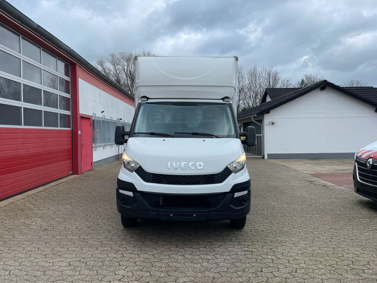 Iveco Daily Koffer 4.2m Ladebordwand Dhollandia Klima - Fourgon grand volume: photos 2 Iveco Daily Koffer 4.2m Ladebordwand Dhollandia Klima - Fourgon grand volume: photos 2