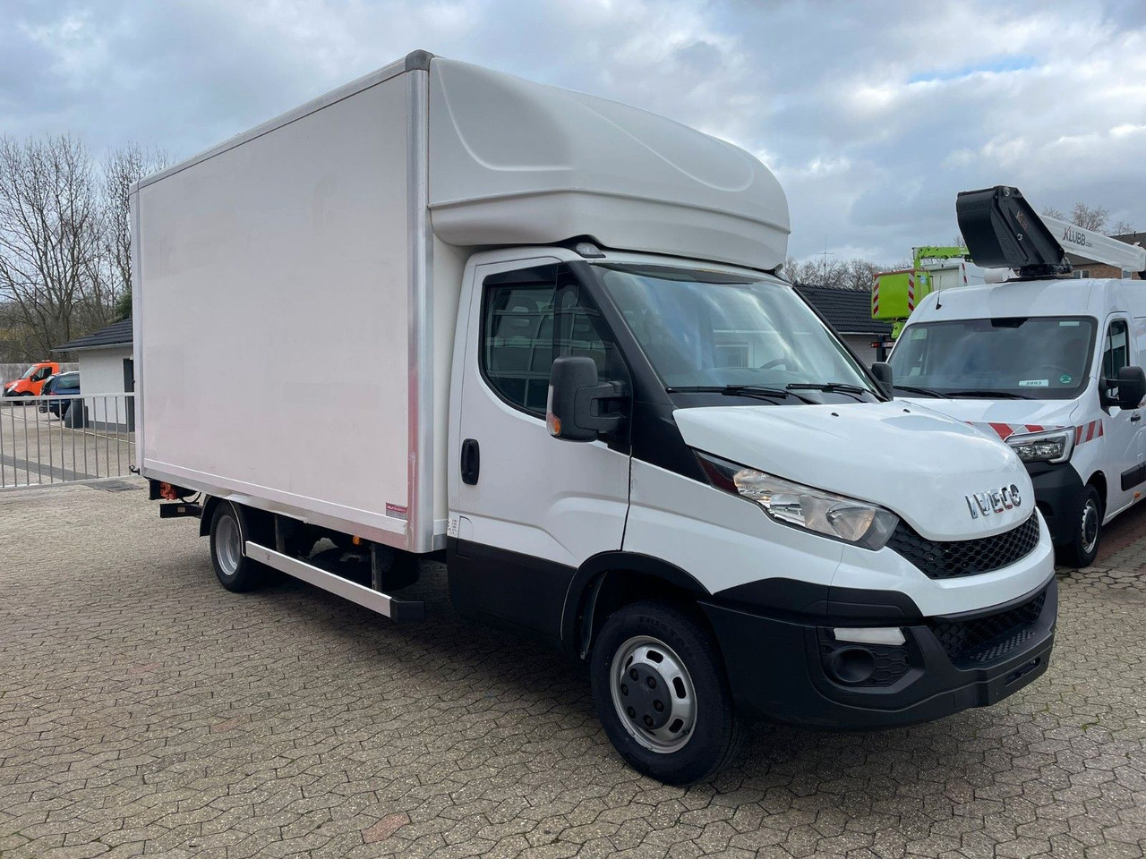 Iveco Daily Koffer 4.2m Ladebordwand Dhollandia Klima - Fourgon grand volume: photos 3 Iveco Daily Koffer 4.2m Ladebordwand Dhollandia Klima - Fourgon grand volume: photos 3