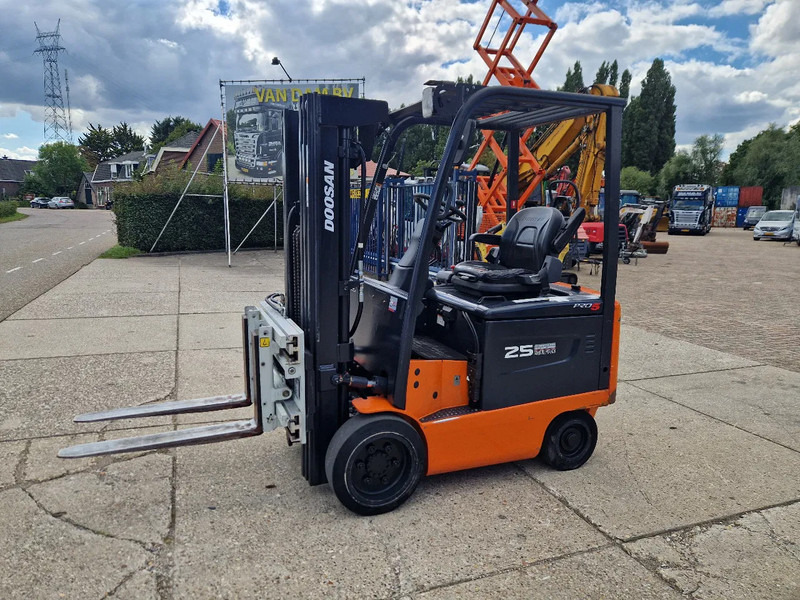 Doosan BC25-S-5 2500kg elektrisch ALS NIEUW! - Chariot élévateur électrique: photos 1 Doosan BC25-S-5 2500kg elektrisch ALS NIEUW! - Chariot élévateur électrique: photos 1