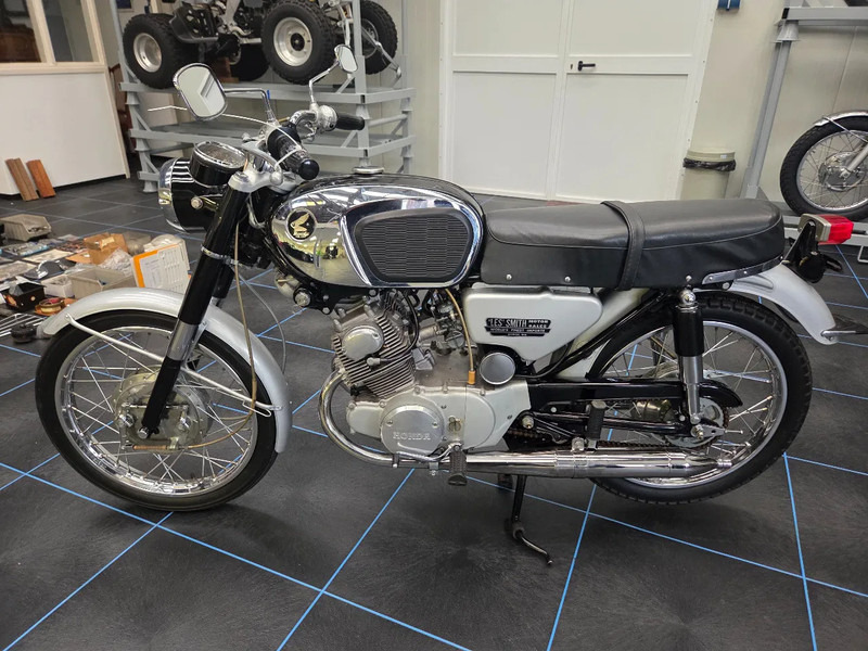 Honda CB160, Honda Dream SA en Honda CL77: 3 oldtimer motorfietsen - Motocyclette: photos 1 Honda CB160, Honda Dream SA en Honda CL77: 3 oldtimer motorfietsen - Motocyclette: photos 1