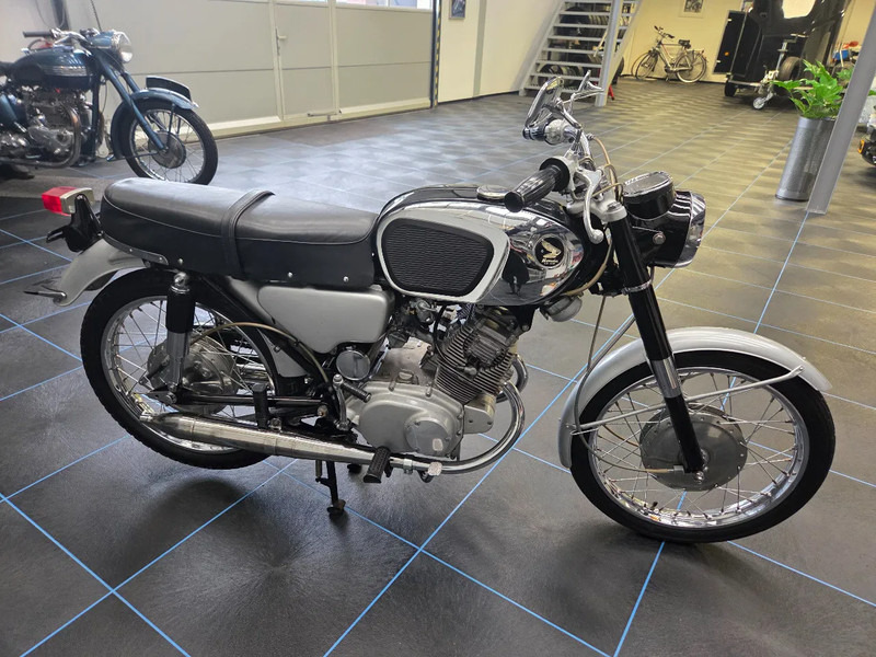 Honda CB160, Honda Dream SA en Honda CL77: 3 oldtimer motorfietsen - Motocyclette: photos 2 Honda CB160, Honda Dream SA en Honda CL77: 3 oldtimer motorfietsen - Motocyclette: photos 2