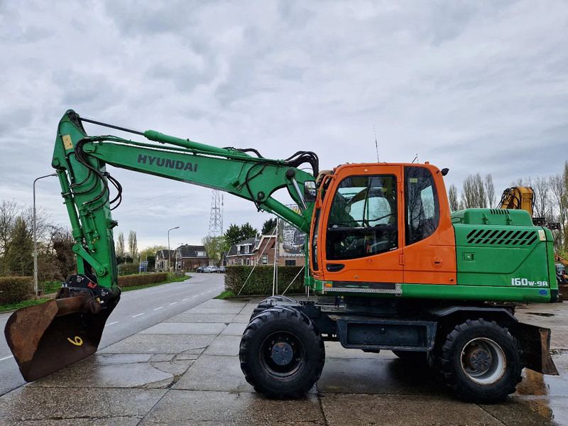 Hyundai Robex 160W-9A met 6-cilinder Cummins motor - Pelle sur pneus: photos 1 Hyundai Robex 160W-9A met 6-cilinder Cummins motor - Pelle sur pneus: photos 1