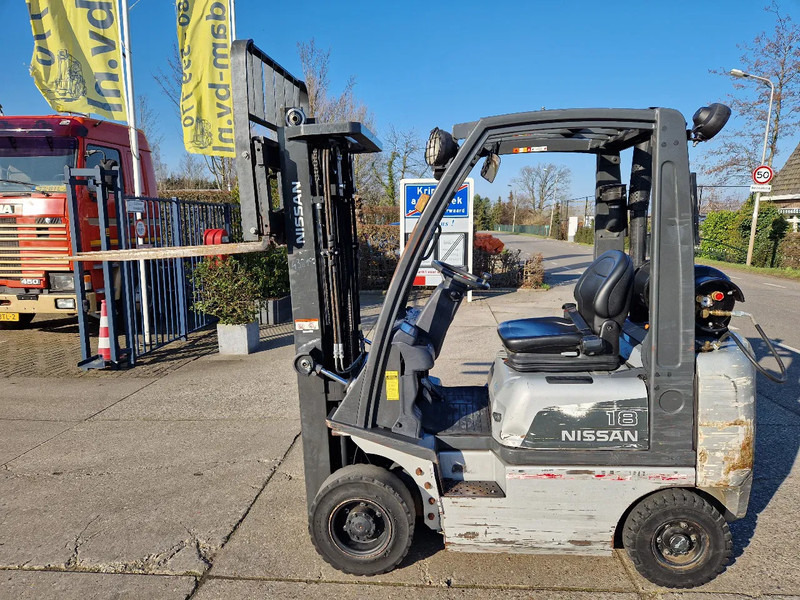 Nissan 1.8 ton LPG met triplomast en sideshift - Chariot élévateur à gaz: photos 3 Nissan 1.8 ton LPG met triplomast en sideshift - Chariot élévateur à gaz: photos 3