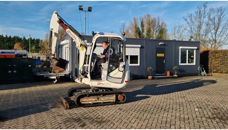 Mini pelle WACKER NEUSON 2404RD kan op een helling draaien: photos 14