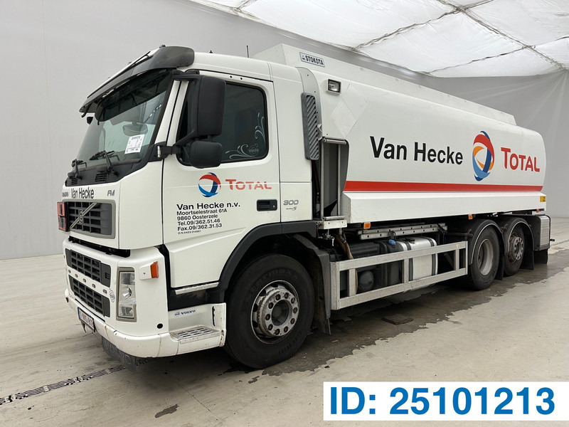 Volvo FM 300 - 6x2 - Camion citerne: photos 1 Volvo FM 300 - 6x2 - Camion citerne: photos 1