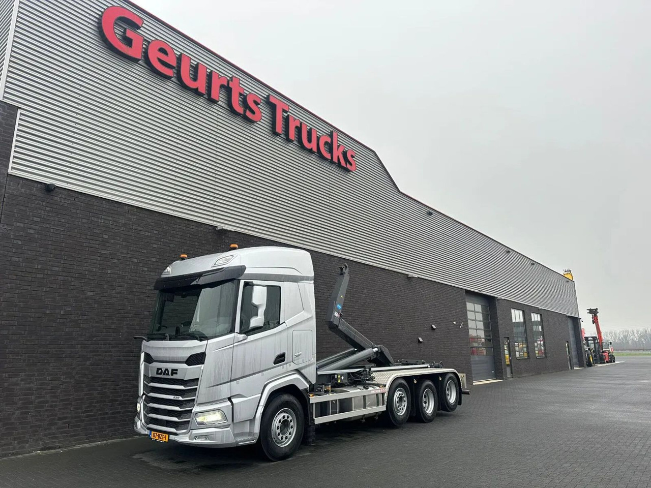 DAF XF 530 8X2 TRIPLE VDL S-30-6700 HAAKARMSYSTEEM/A - Camion ampliroll: photos 2 DAF XF 530 8X2 TRIPLE VDL S-30-6700 HAAKARMSYSTEEM/A - Camion ampliroll: photos 2