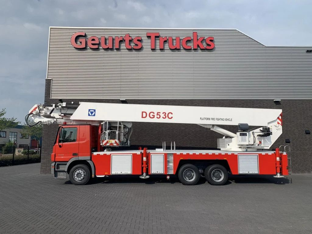 Mercedes-Benz Actros 3332 6X4 XCMG DG53C FIRE FIGTHING PLATFOR - Camion avec nacelle: photos 1 Mercedes-Benz Actros 3332 6X4 XCMG DG53C FIRE FIGTHING PLATFOR - Camion avec nacelle: photos 1