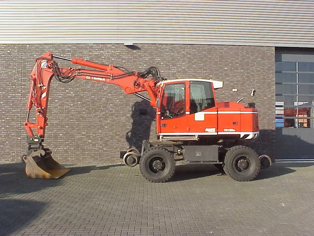 Terex TW 160 SR RAILWAY EXAVATOR - Pelle sur pneus: photos 1 Terex TW 160 SR RAILWAY EXAVATOR - Pelle sur pneus: photos 1