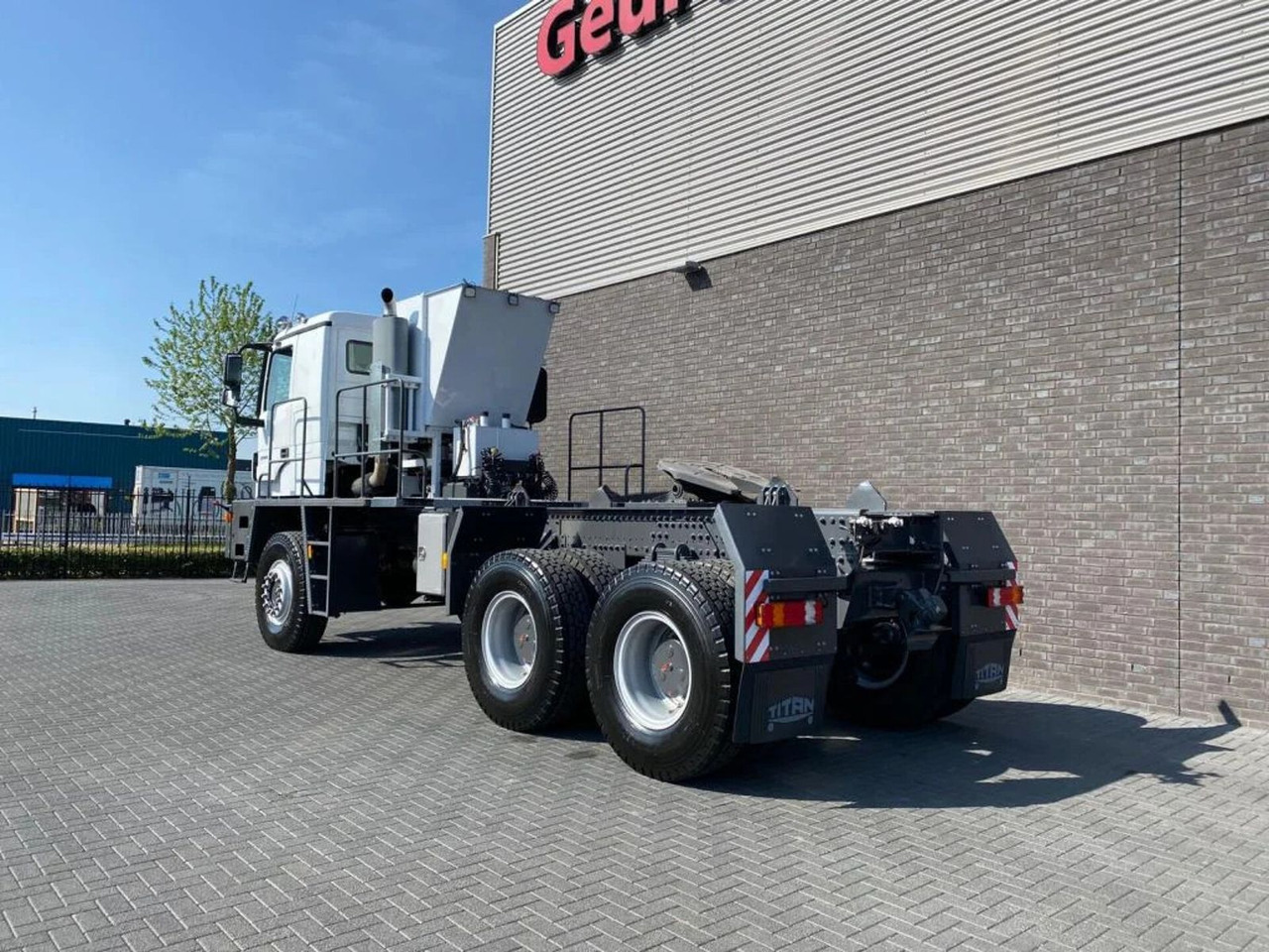 Mercedes-Benz TITAN 5560 Z52-600 F TITAN 5560 Z52-600 F 6X6 HE - Tracteur routier: photos 3 Mercedes-Benz TITAN 5560 Z52-600 F TITAN 5560 Z52-600 F 6X6 HE - Tracteur routier: photos 3