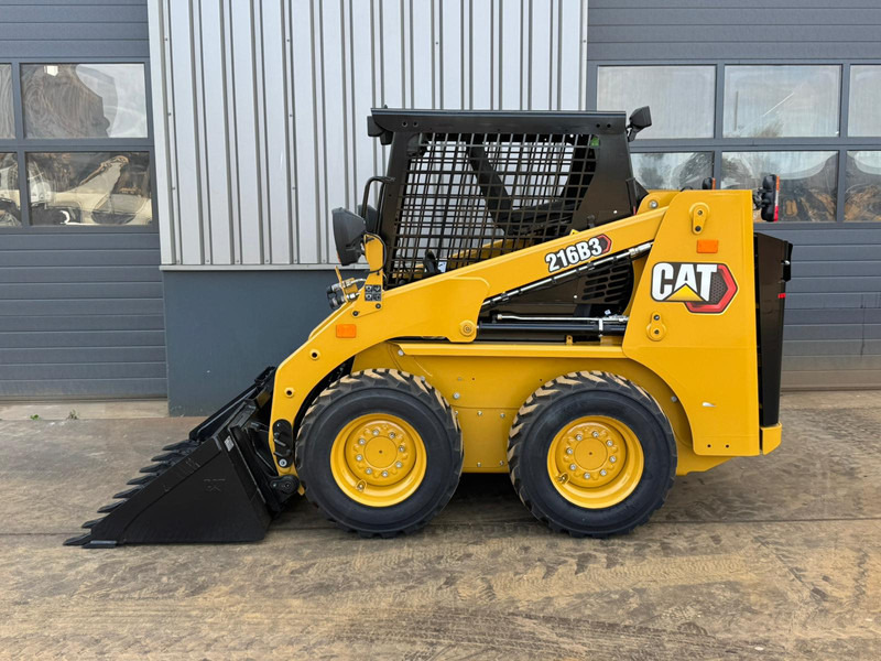 Caterpillar 216B3 - Chargeuse: photos 1 Caterpillar 216B3 - Chargeuse: photos 1