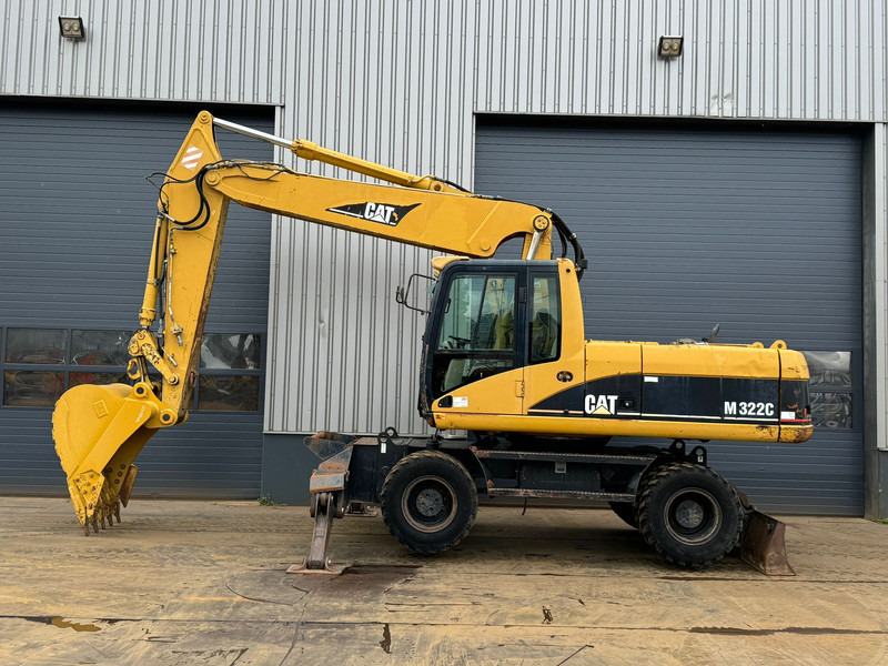 Caterpillar M322C - Hydraulic stabilizers / VA Triple boom / CE-certified, - Pelle sur pneus: photos 1 Caterpillar M322C - Hydraulic stabilizers / VA Triple boom / CE-certified, - Pelle sur pneus: photos 1