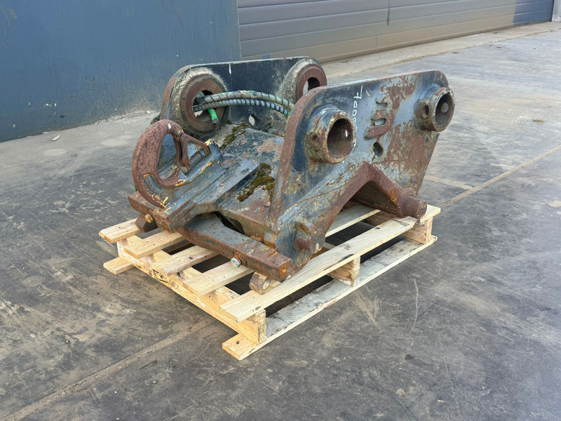 Hydraulic quick coupler CW30 excavator - Godet: photos 4 Hydraulic quick coupler CW30 excavator - Godet: photos 4