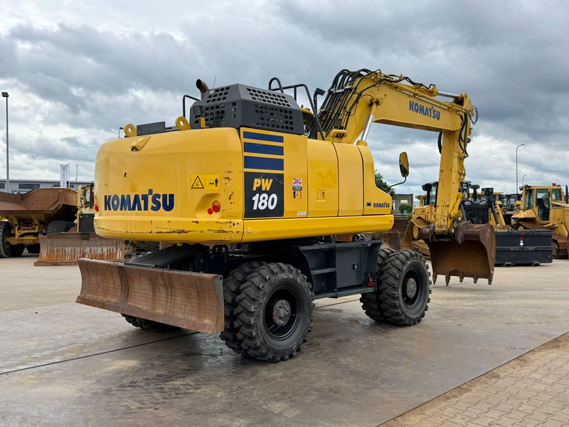 Komatsu PW180-11 - Pelle sur pneus: photos 5 Komatsu PW180-11 - Pelle sur pneus: photos 5
