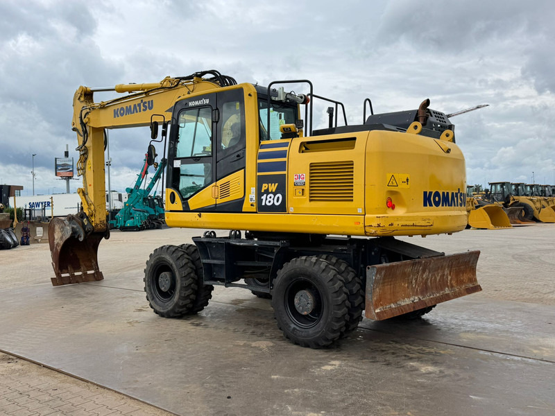 Komatsu PW180-11 - Pelle sur pneus: photos 3 Komatsu PW180-11 - Pelle sur pneus: photos 3