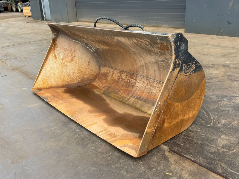 ZFE Side-Tilting bucket - Godet: photos 3 ZFE Side-Tilting bucket - Godet: photos 3