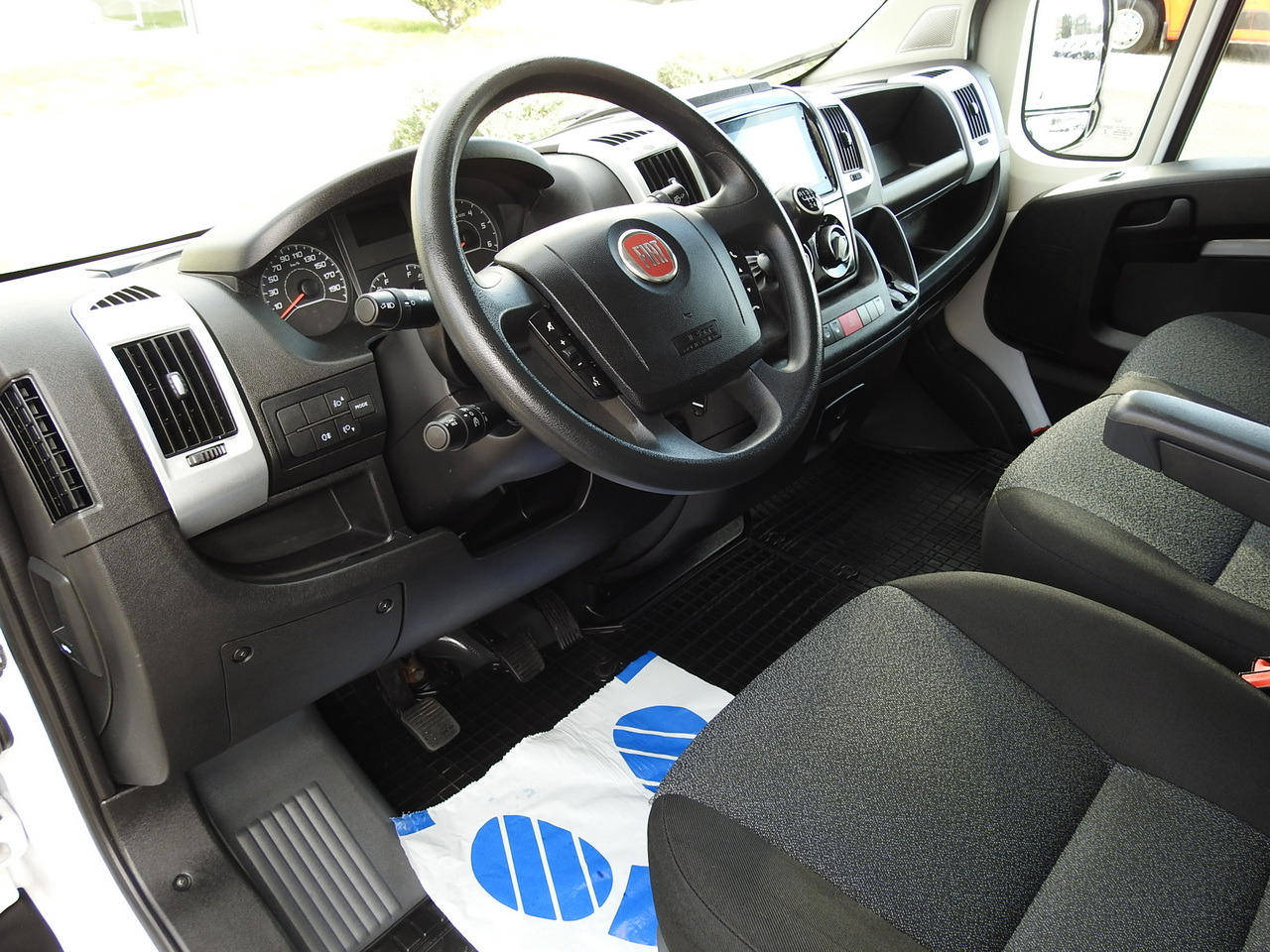 FIAT DUCATO BOX LIFT 8 PALLETS CRUISE CONTROL NAVIGATION LED LIGHTS AIR CONDITIONING 130HP - Fourgon grand volume: photos 2 FIAT DUCATO BOX LIFT 8 PALLETS CRUISE CONTROL NAVIGATION LED LIGHTS AIR CONDITIONING 130HP - Fourgon grand volume: photos 2