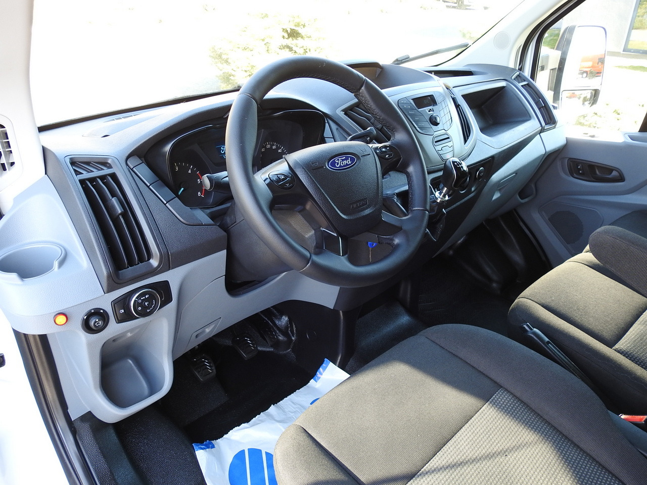 FORD TRANSIT  BOX LIFT 8 PALLETS TWIN WHEELS AIR CONDITIONING  130HP - Utilitaire frigorifique: photos 2 FORD TRANSIT  BOX LIFT 8 PALLETS TWIN WHEELS AIR CONDITIONING  130HP - Utilitaire frigorifique: photos 2