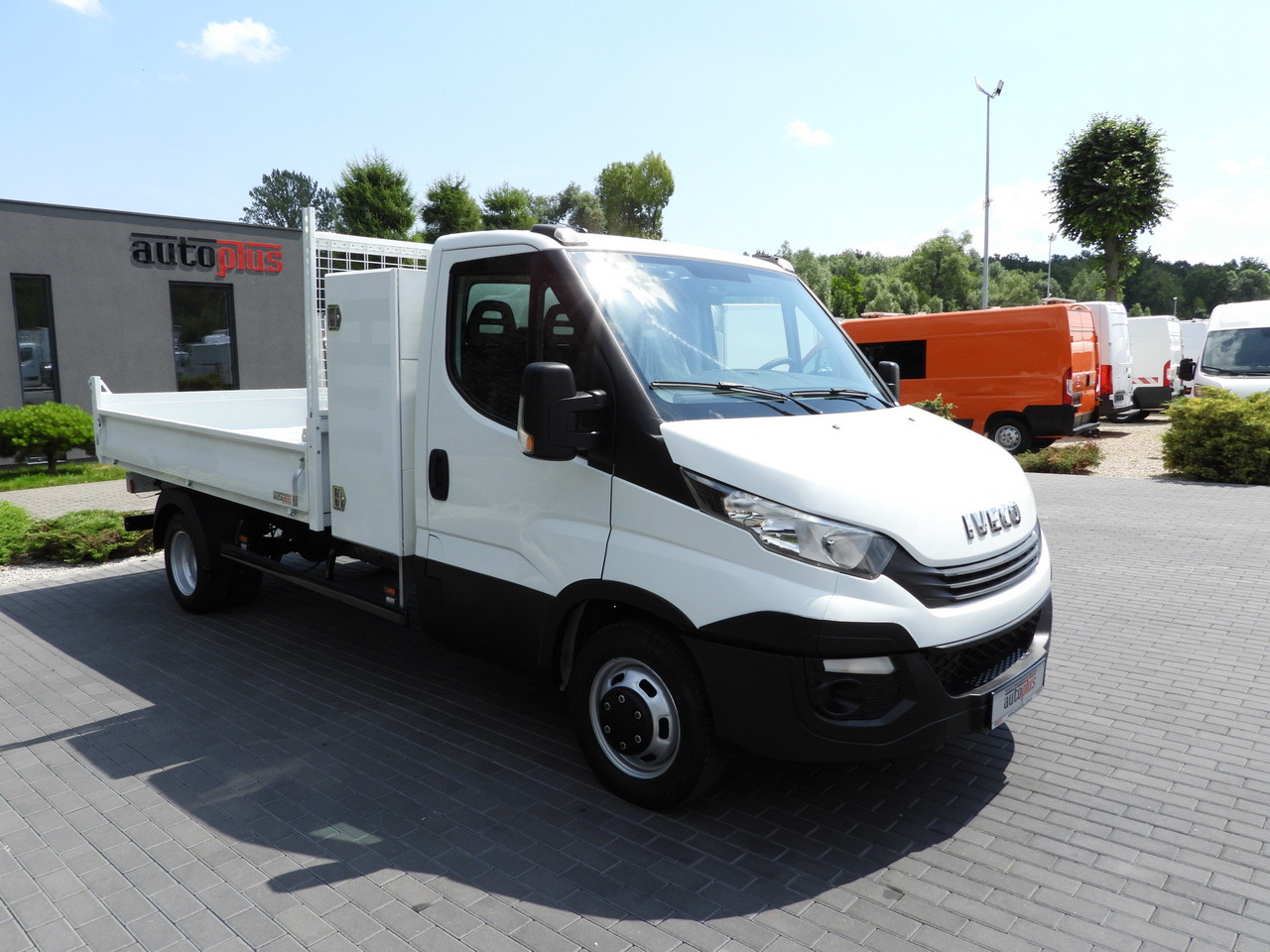 IVECO DAILY 35C15 TIPPER CRUISE CONTROL TWIN WHEELS AIR CONDITIONING 150HP - Utilitaire benne: photos 4 IVECO DAILY 35C15 TIPPER CRUISE CONTROL TWIN WHEELS AIR CONDITIONING 150HP - Utilitaire benne: photos 4