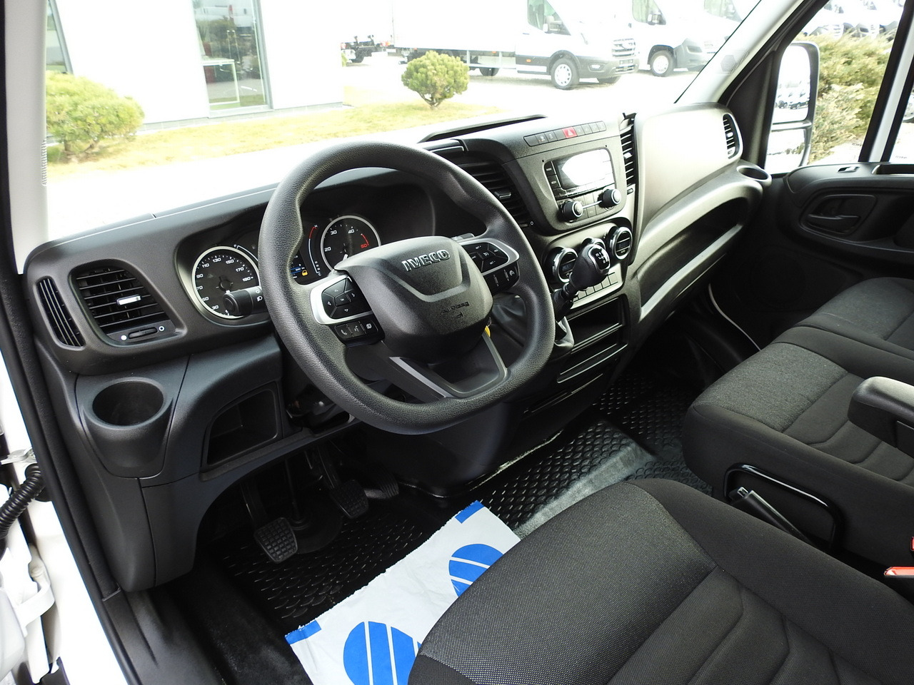 IVECO DAILY 35C16 BOX LIFT 8 PALLETS CRUISE CONTROL TWIN WHEELS AIR CONDITIONING  160HP - Fourgon grand volume: photos 2 IVECO DAILY 35C16 BOX LIFT 8 PALLETS CRUISE CONTROL TWIN WHEELS AIR CONDITIONING  160HP - Fourgon grand volume: photos 2