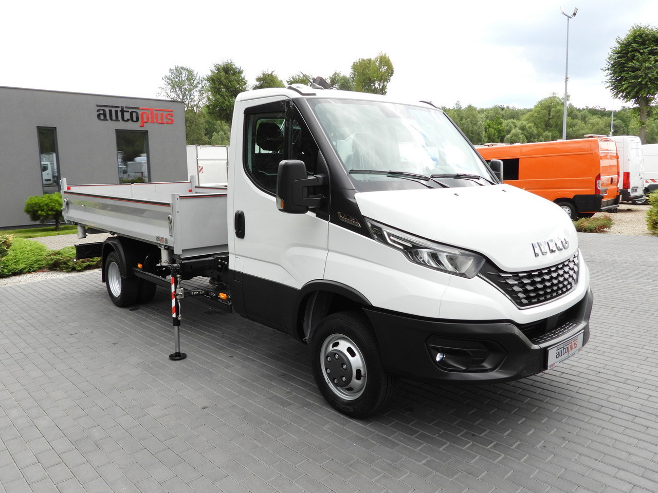 IVECO DAILY 35C18 THREE-WAY TIPPER 3 HDS SEATS CRUISE CONTROL LED LIGHTS AUTOMATIC TRANSMISSION HI-MATIC TWIN WHEELS AIR CONDITIONING 180HP - Utilitaire benne: photos 4 IVECO DAILY 35C18 THREE-WAY TIPPER 3 HDS SEATS CRUISE CONTROL LED LIGHTS AUTOMATIC TRANSMISSION HI-MATIC TWIN WHEELS AIR CONDITIONING 180HP - Utilitaire benne: photos 4