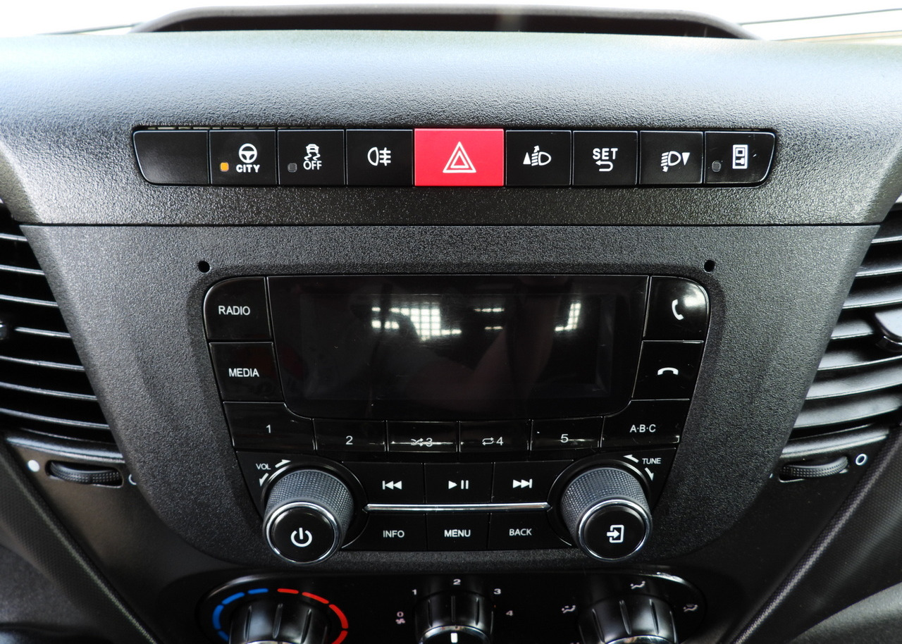 Utilitaire double cabine IVECO DAILY 35S12 STAKE BODY DOUBLE CABIN DOKA 7 SEATS AIR CONDITIONING 120HP: photos 30 Utilitaire double cabine IVECO DAILY 35S12 STAKE BODY DOUBLE CABIN DOKA 7 SEATS AIR CONDITIONING 120HP: photos 30