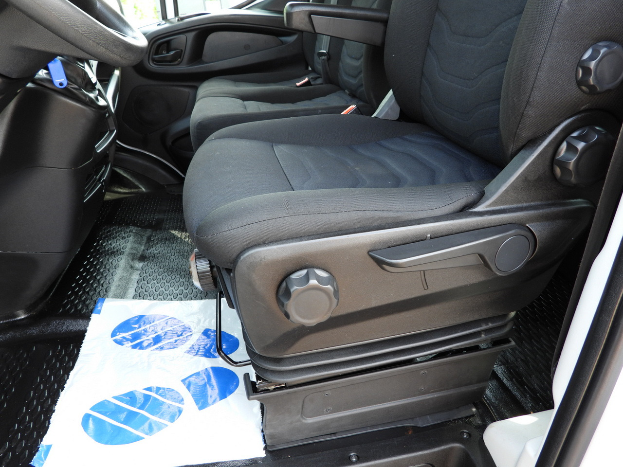 Utilitaire double cabine IVECO DAILY 35S12 STAKE BODY DOUBLE CABIN DOKA 7 SEATS AIR CONDITIONING 120HP: photos 22 Utilitaire double cabine IVECO DAILY 35S12 STAKE BODY DOUBLE CABIN DOKA 7 SEATS AIR CONDITIONING 120HP: photos 22