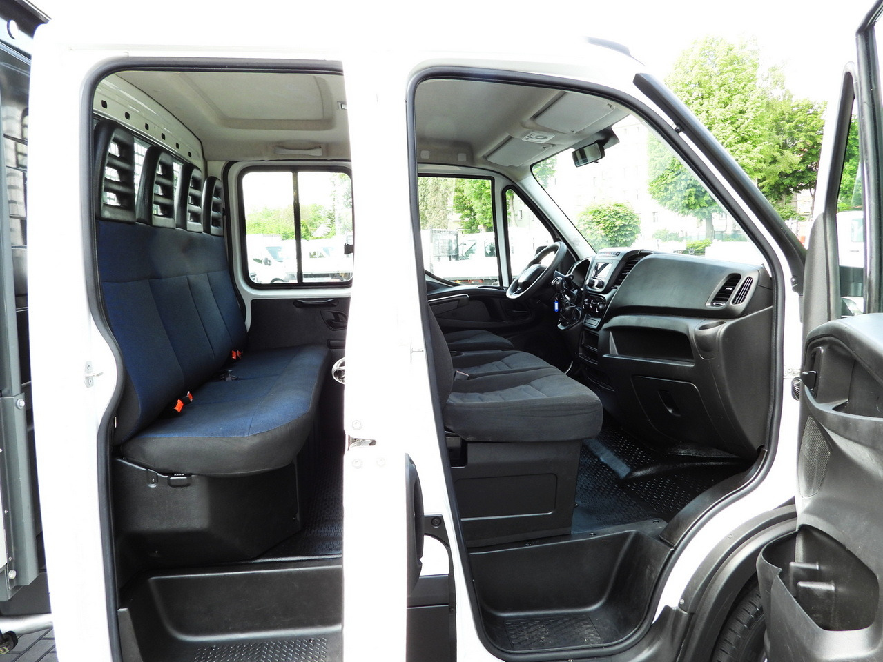 Utilitaire double cabine IVECO DAILY 35S12 STAKE BODY DOUBLE CABIN DOKA 7 SEATS AIR CONDITIONING 120HP: photos 33 Utilitaire double cabine IVECO DAILY 35S12 STAKE BODY DOUBLE CABIN DOKA 7 SEATS AIR CONDITIONING 120HP: photos 33