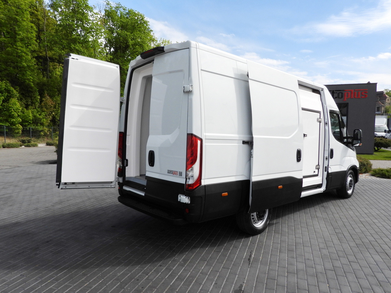 IVECO DAILY 35S14 REFRIGERATOR VAN -10*C POWER SUPPLY 230V CRUISE CONTROL AUTOMATIC TRANSMISSION HI-MATIC AIR CONDITIONING 140HP - Utilitaire frigorifique: photos 3 IVECO DAILY 35S14 REFRIGERATOR VAN -10*C POWER SUPPLY 230V CRUISE CONTROL AUTOMATIC TRANSMISSION HI-MATIC AIR CONDITIONING 140HP - Utilitaire frigorifique: photos 3