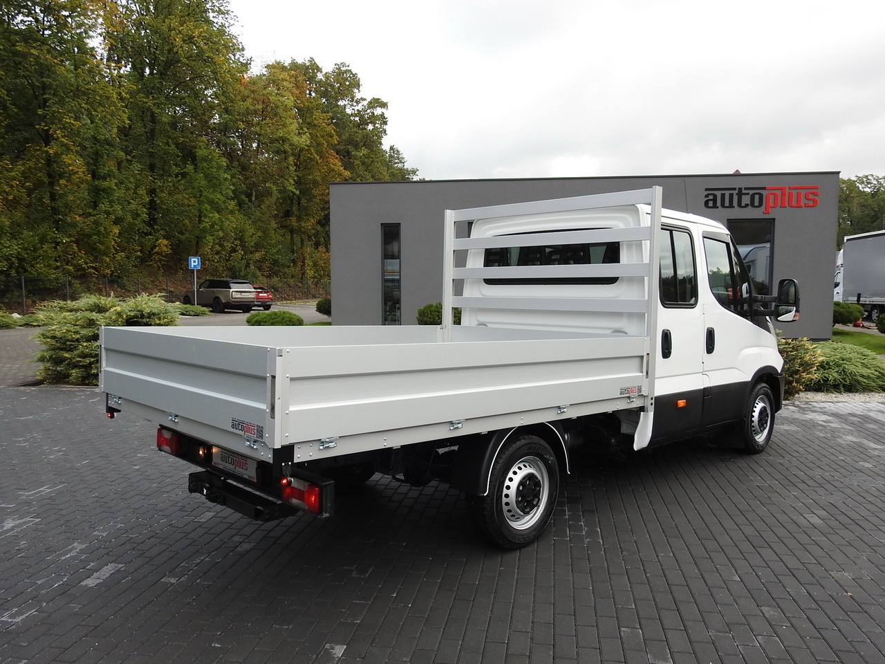 IVECO DAILY 35S15 STAKE BODY DOUBLE CABIN DOKA 7 SEATS AIR CONDITIONING  150HP - Utilitaire double cabine: photos 3 IVECO DAILY 35S15 STAKE BODY DOUBLE CABIN DOKA 7 SEATS AIR CONDITIONING  150HP - Utilitaire double cabine: photos 3
