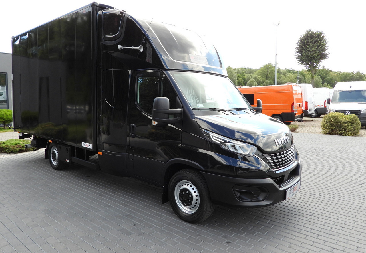 IVECO DAILY 35S18 BOX LIFT 8 PALLETS WEBASTO CRUISE CONTROL NAVIGATION LED LIGHTS PNEUMATICS AIR CONDITIONING 180HP - Fourgon grand volume: photos 4 IVECO DAILY 35S18 BOX LIFT 8 PALLETS WEBASTO CRUISE CONTROL NAVIGATION LED LIGHTS PNEUMATICS AIR CONDITIONING 180HP - Fourgon grand volume: photos 4